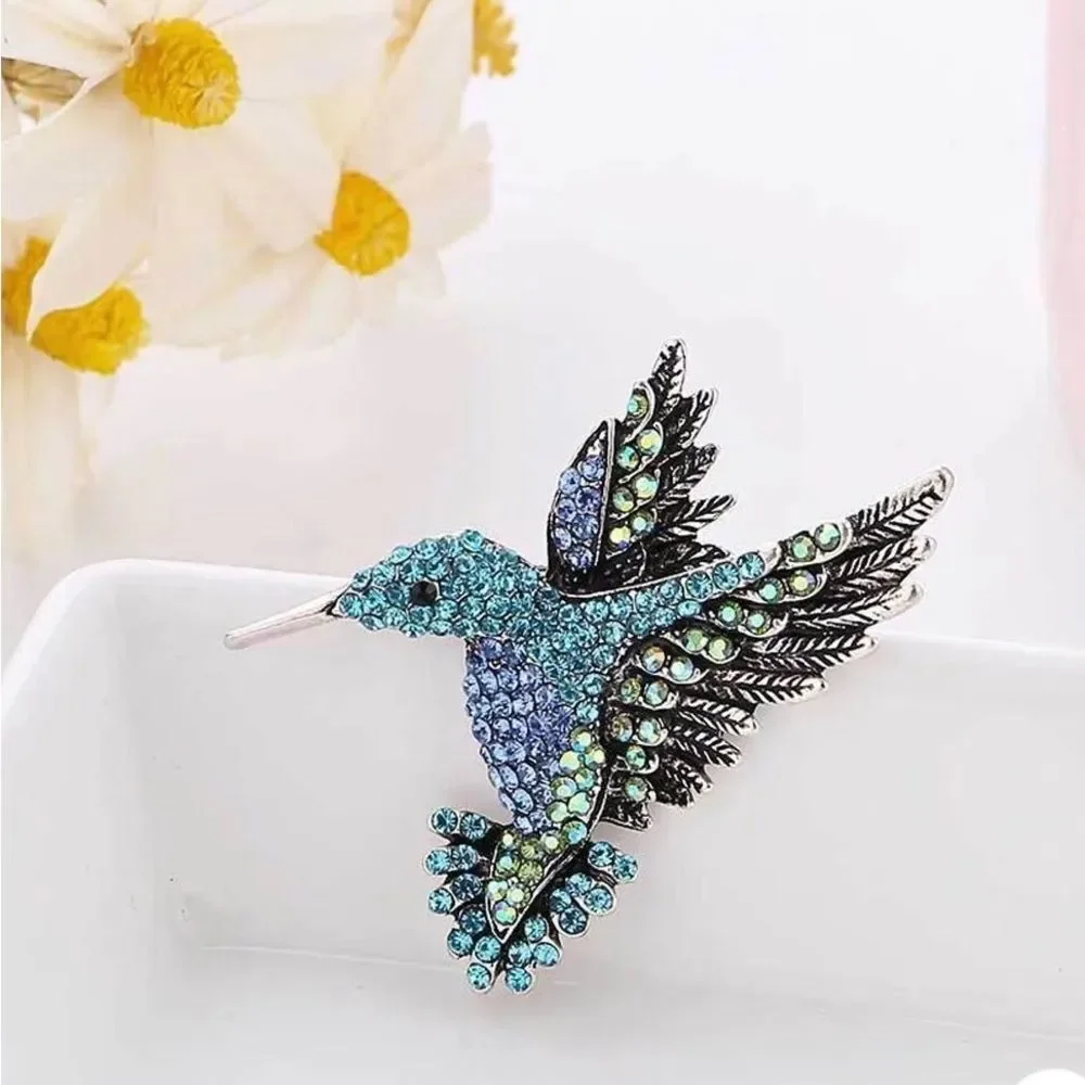 ✨ Betsey Johnson sparkling blues & green crystal hummingbird brooch ⭐️